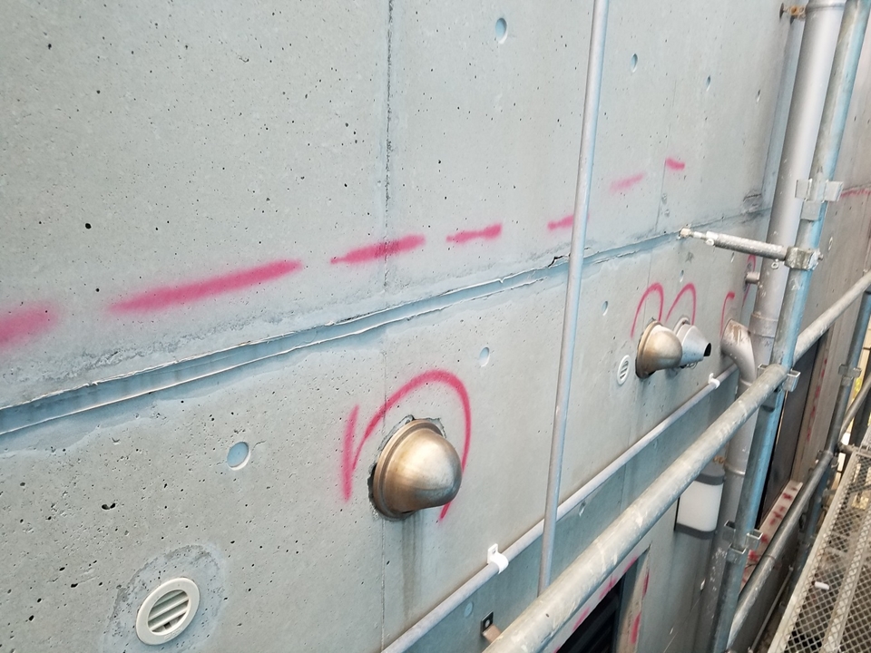 足場組立後、打診調査マーキング処理