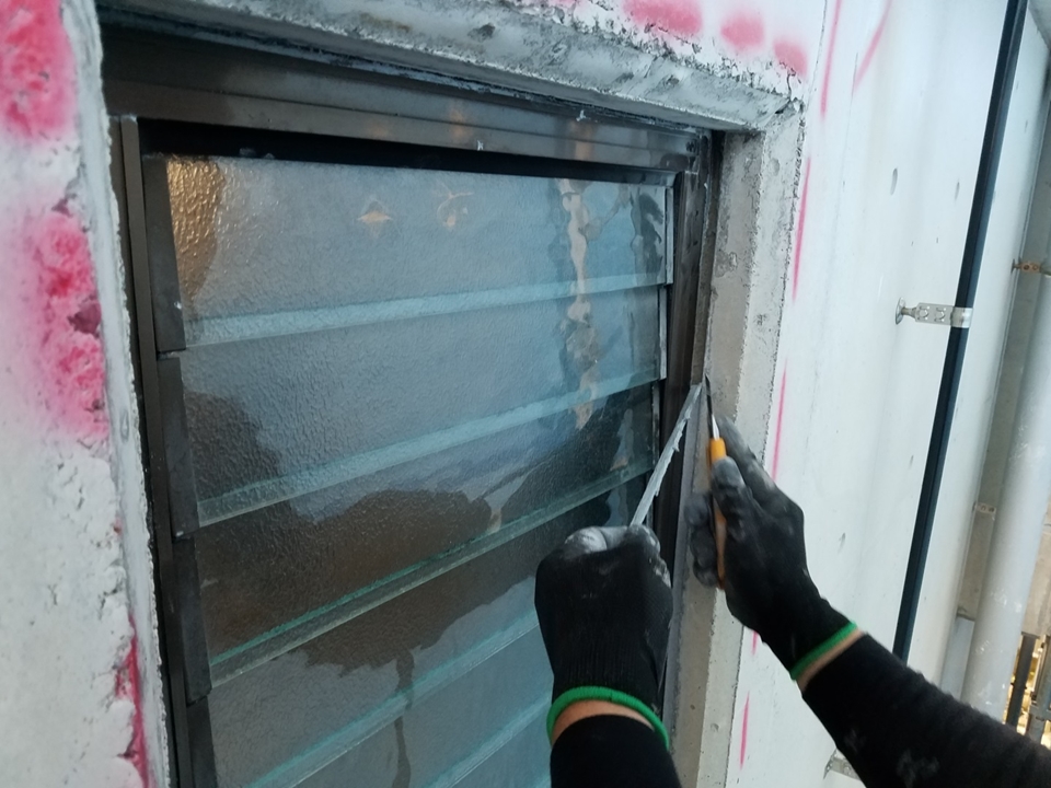 コーキング剥ぎ取り