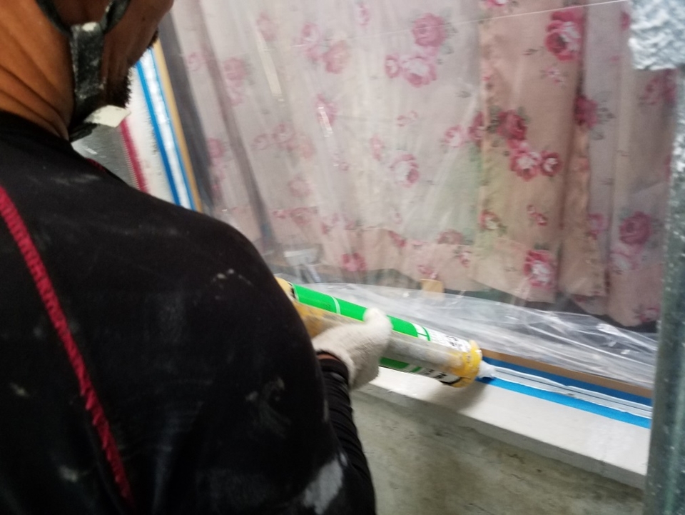 サッシ廻り、コーキング打ち替え・増し打ち処理