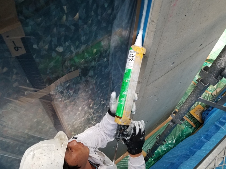 サッシ廻り、コーキング打ち替え・増し打ち処理