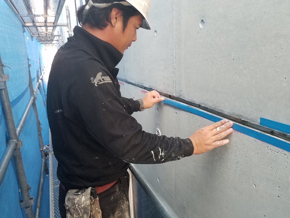 躯体目地コーキング剥ぎ取り後、マスキング養生